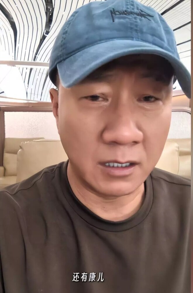 胡军一家四口现身英国 女儿长得像妈妈（配图2）