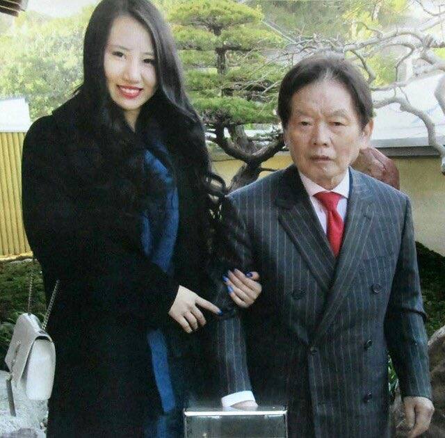 日本和歌山縣富豪野崎幸助（右），剛和22歲AV女優須藤早貴（左）結婚3個月就暴斃，其遺囑規定將財產全數捐出，家屬不滿提出訴訟被駁回。（圖擷自「@chuzaiina」X帳號）