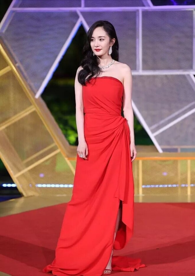 她比杨幂丰满皮肤比刘亦菲白 可惜就是红不了（配图6）