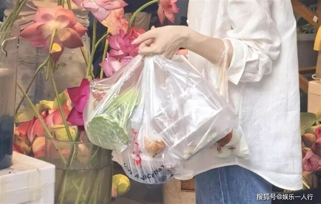胡静杭州偶遇 白衬衫牛仔裤、素颜白皙太冻龄（配图5）