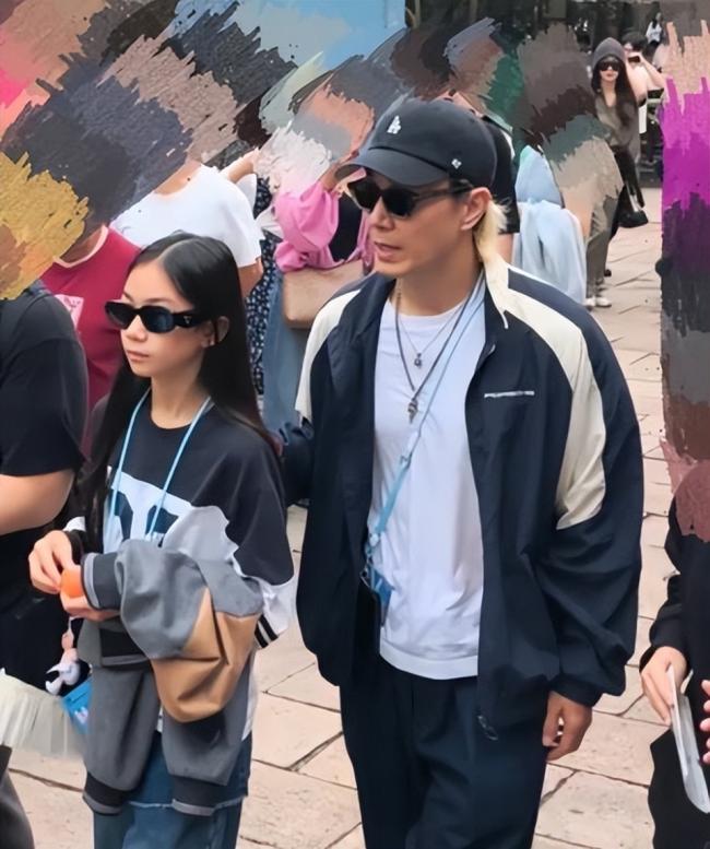 乌镇这一夜，黄磊大女儿惊艳，全场瞩目