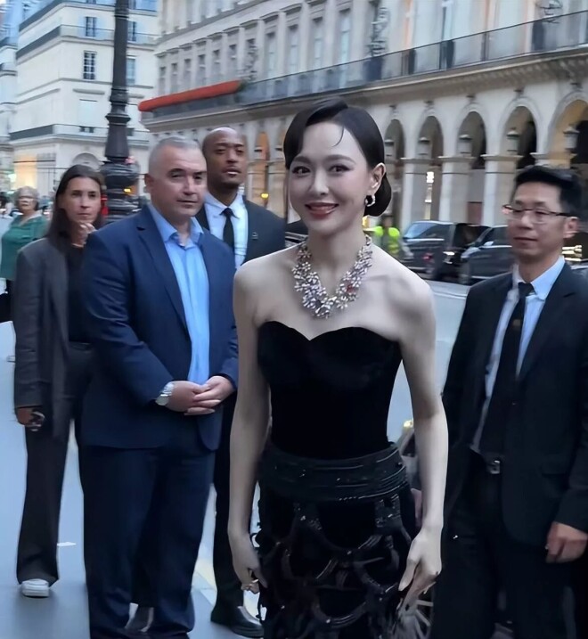 杨紫穿恨天高身材五五分 头大肩小好辣眼（配图5）