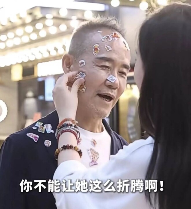 田朴珺带女儿国外度假 穿黑裙配羊绒披肩像贵妇（配图9）