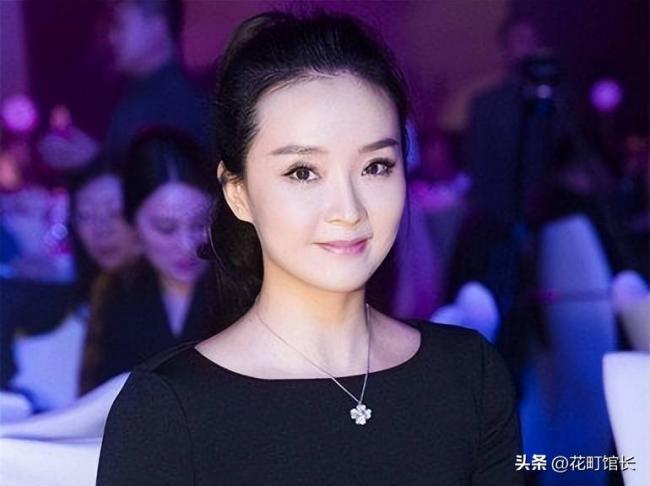 伏明霞全家罕见同框 完全富婆样 女儿似明星