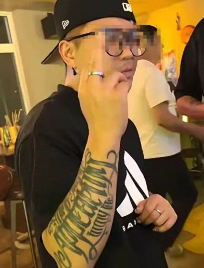 消失7年王宝强经纪人宋喆近照疑曝光 现身某酒局（配图2）