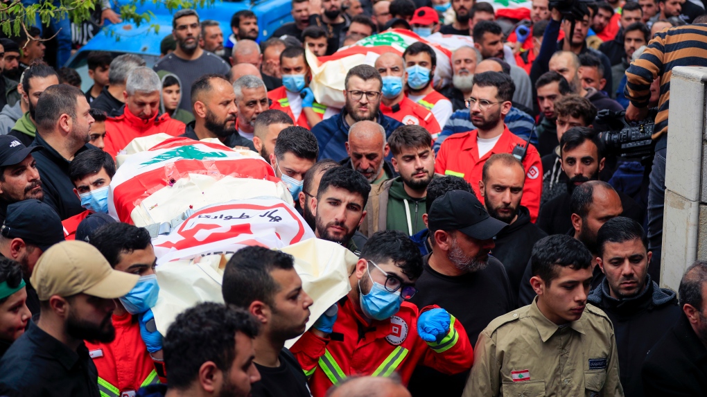 2024 年 3 月 27 日星期三，在黎巴嫩南部赫巴里耶村的送葬队伍中，人们抬着在以色列空袭中丧生的护理人员的棺材。（美联社照片/穆罕默德·扎塔里)