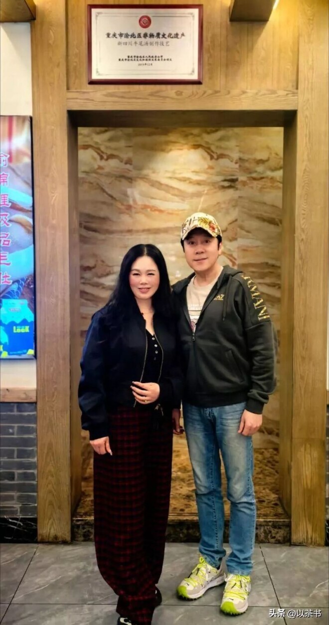 蔡国庆妻子罕见露面 颜值高气质高贵（配图17）
