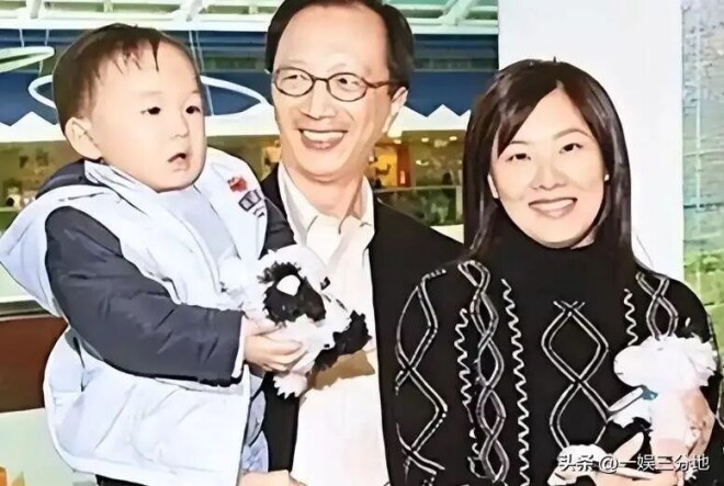 伏明霞74岁丈夫露面 佝偻头秃动作痴（配图15）