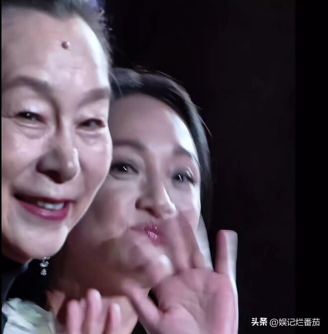 近距离看周迅：脸肿的认不出 头发黑却稀疏（配图30）