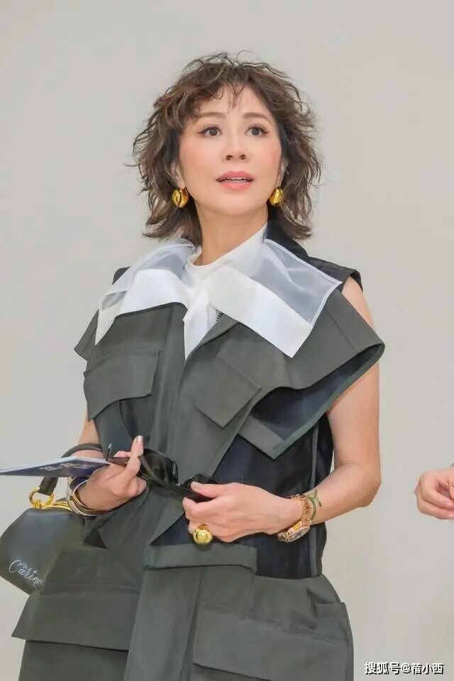 60岁刘嘉玲烫了泡面头年轻25岁 美得像换了个人（配图2）