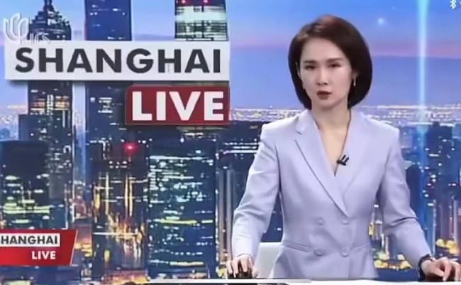 《奥德赛》剧组访华 上海女主持弯腰、屈膝....