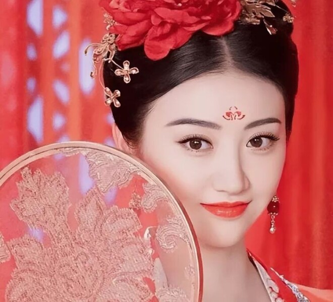 景甜现身机场：打扮十分精致 神态略显拘谨（配图15）