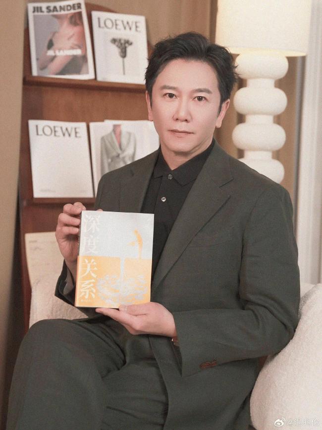 61岁温兆伦定居北京 10岁女儿很漂亮
