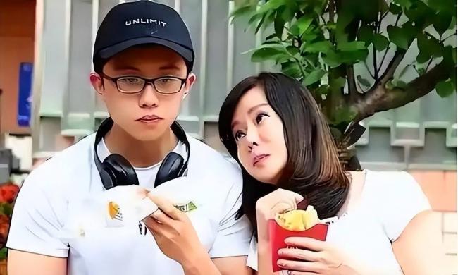 被畸形母爱毁掉的星二代：母乳12年，同床15年