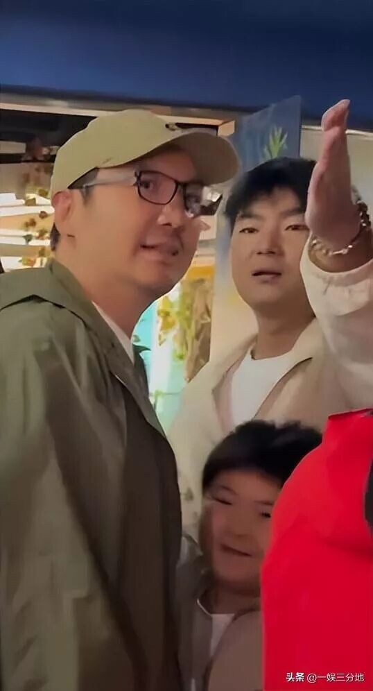 北京偶遇沈腾一家 儿子眼小胖的满脸堆肉（配图36）