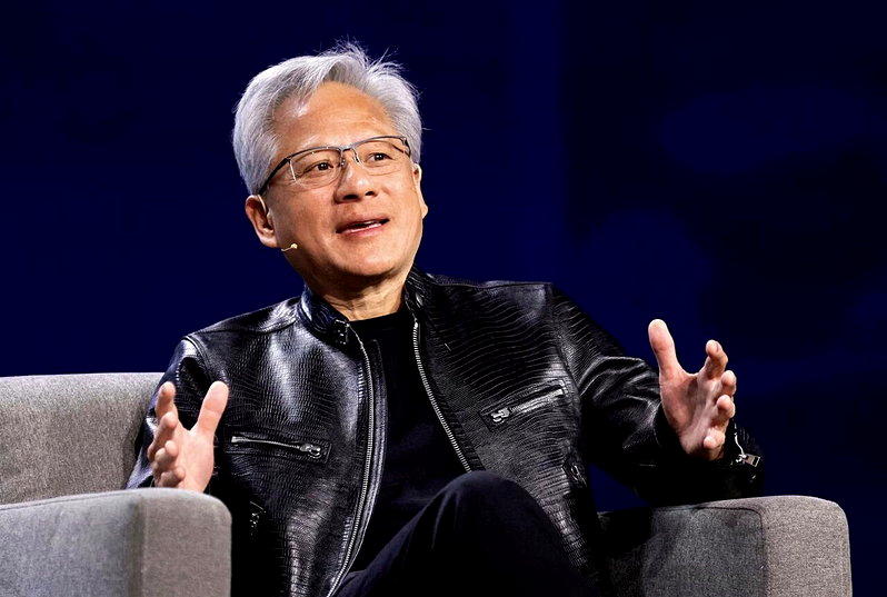 黃仁勳近日在接受專訪時談到自己為什麼總穿皮衣。（路透）