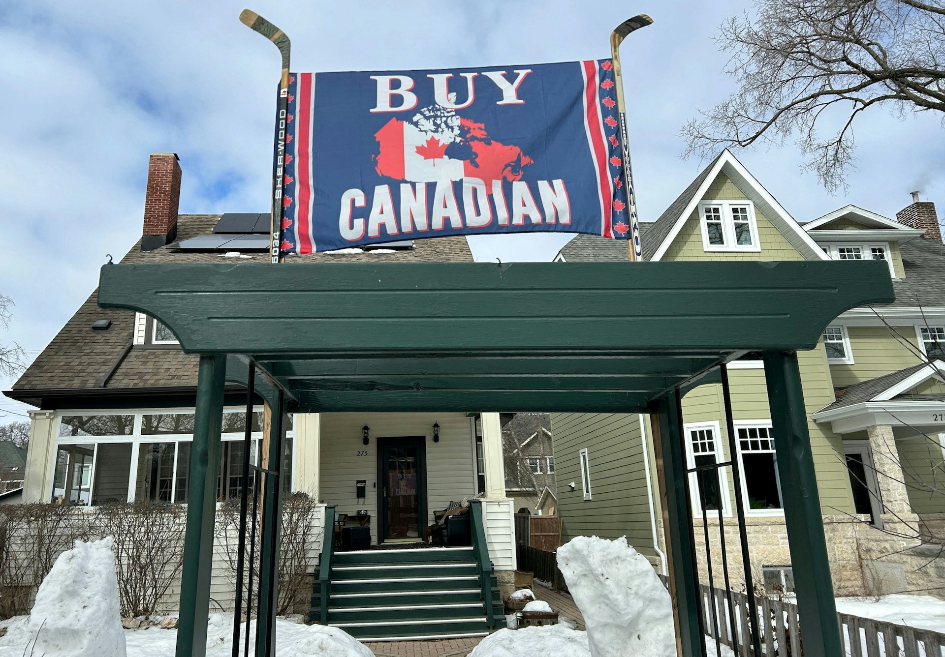 圖為2025年3月5日，加拿大溫尼伯（Winnipeg）有民眾掛起「購買加拿大產品」的橫額，以回應美國總統特朗普（Donald Trump）的加徵關稅政策。（Reuters）