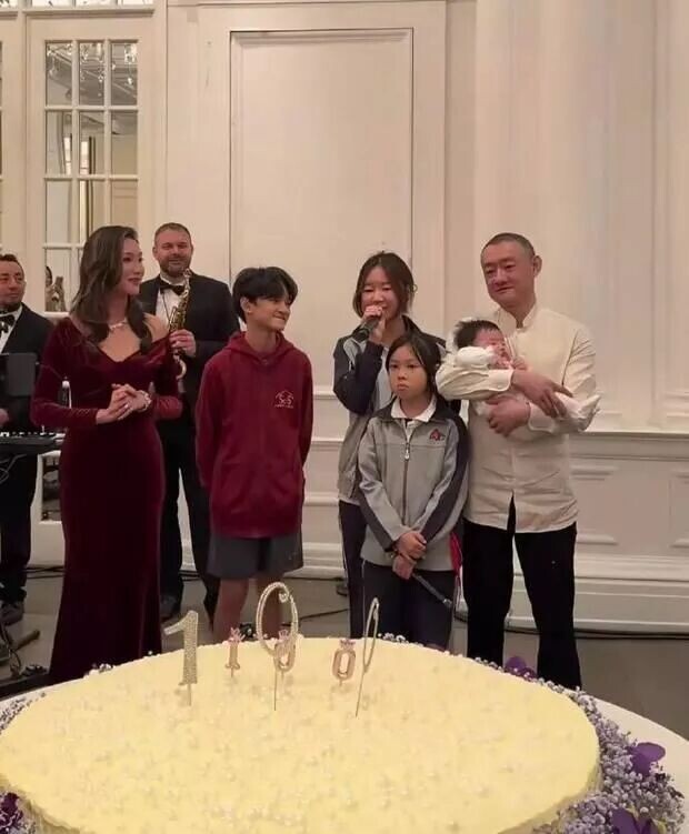 49岁汪雨为小女儿办百日宴 一家人其乐融融（配图3）