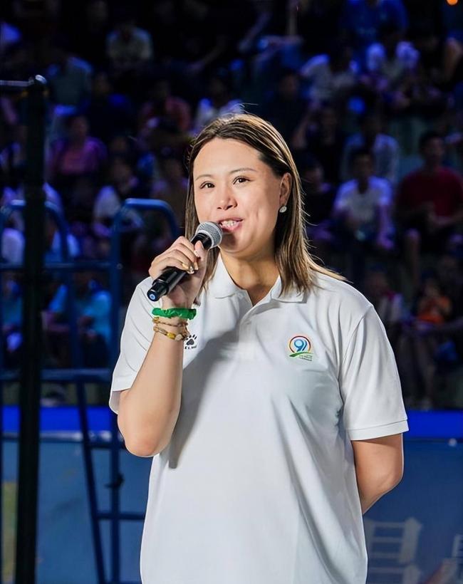 中国女排队长嫁高富帅生俩儿子，如今身居高位