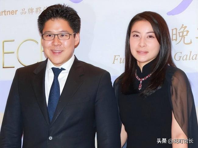 伏明霞全家罕见同框 完全富婆样 女儿似明星