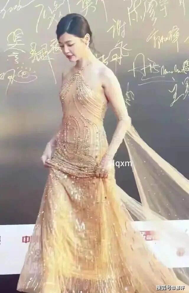 辛芷蕾没遮副乳全网吵翻天 网友们到底在吵什么（配图2）
