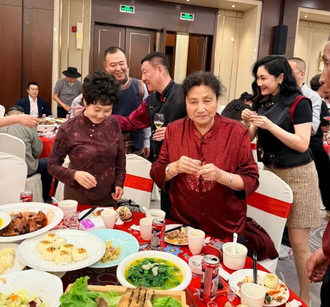 韩磊携妻子其其格参加婚宴 喝到满脸红（配图4）