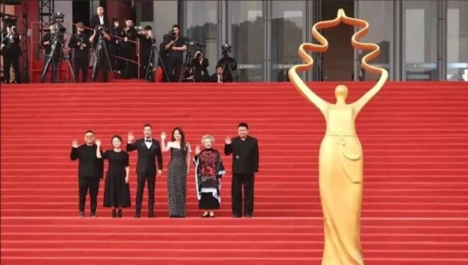 荒唐！上海电视节红毯 两位女星为压轴拒绝下车（配图13）