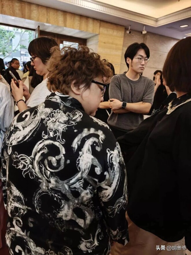 韩红现身上海 排场还是不小（配图7）