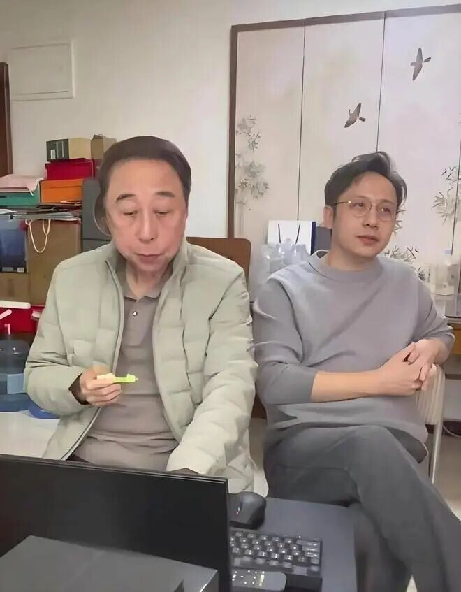 冯巩老旧小区生活照曝光 沙发破皮茶杯掉漆（配图5）