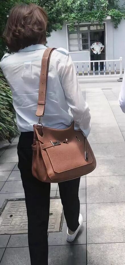 董卿现身敬一丹追悼会 头发染了但凌乱憔悴（配图27）