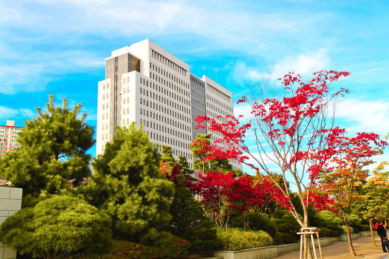 南韓釜山市70多歲的老太太，不滿80來歲的胞姊偷吃自己的丈夫，竟將其打到骨折。釜山地方法院示意圖。（圖擷自釜山地院官網）