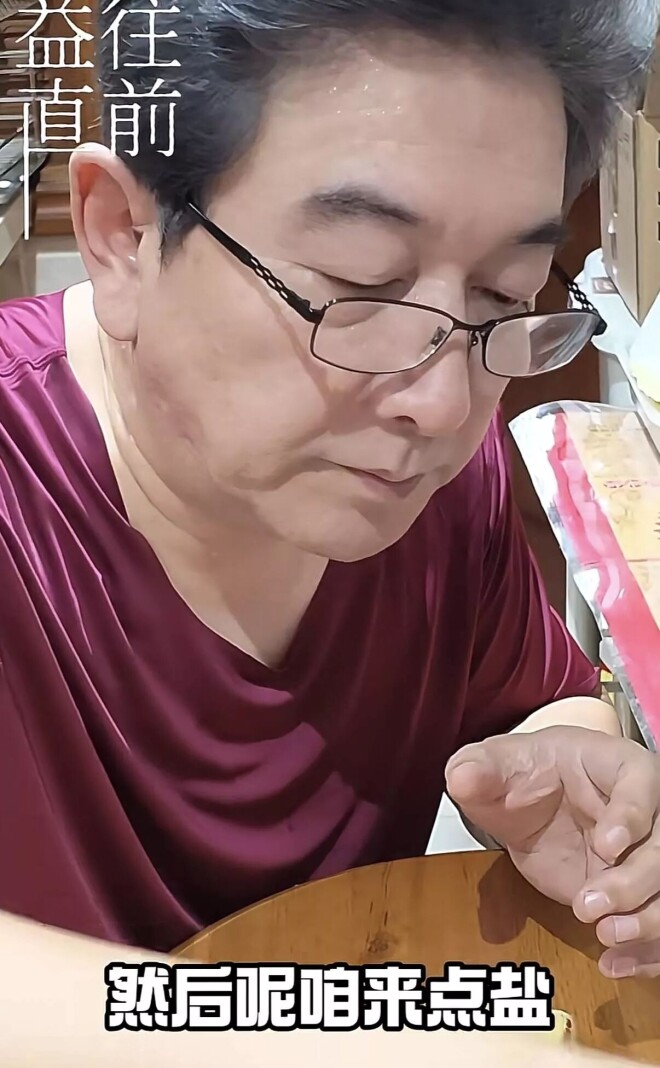 63岁水均益活成孤家寡人 一人烤4个定西土豆（配图22）