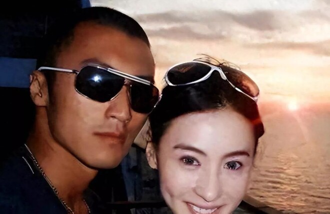 谢霆锋陪母亲香港聚餐 眼窝深陷抬头纹明显（配图7）
