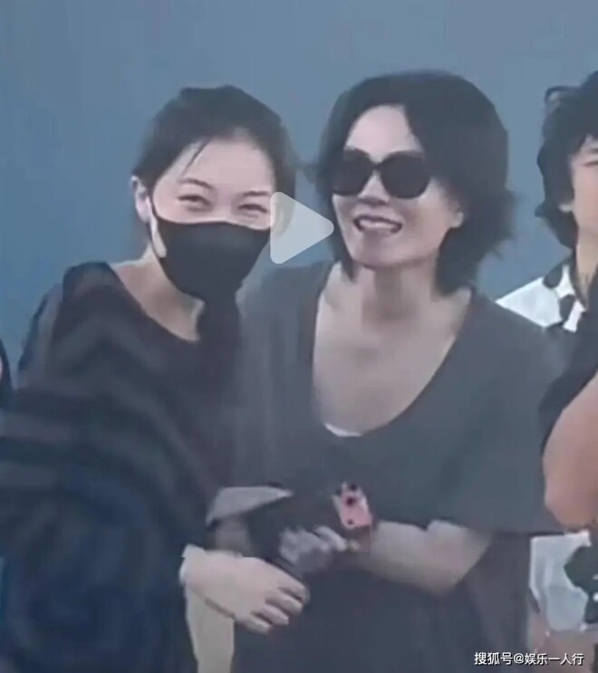 王菲母女三人在阿那亚 前夫窦唯也在（配图2）