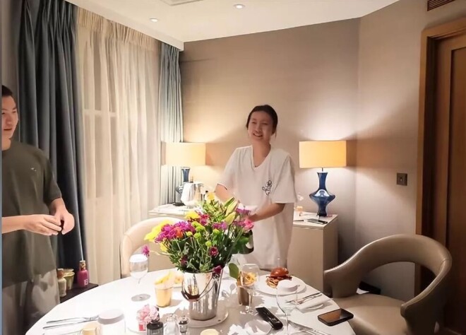 胡军一家四口现身英国 女儿长得像妈妈（配图17）