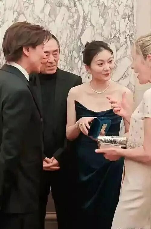 76岁张艺谋尽显老态 44岁陈婷布局后路（配图4）