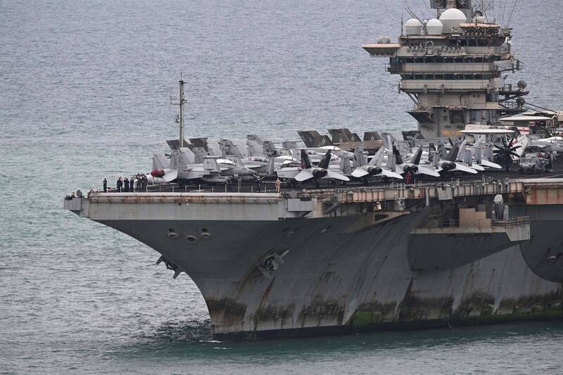 美军核动力航舰「林肯号」（USS Abraham Lincoln）2日现身泰国林查班港外海，准备进港休整。 （法新社）