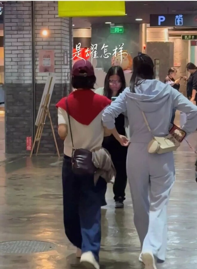 赵丽颖身体不适后首露面 低调现身谢娜话剧现场（配图3）