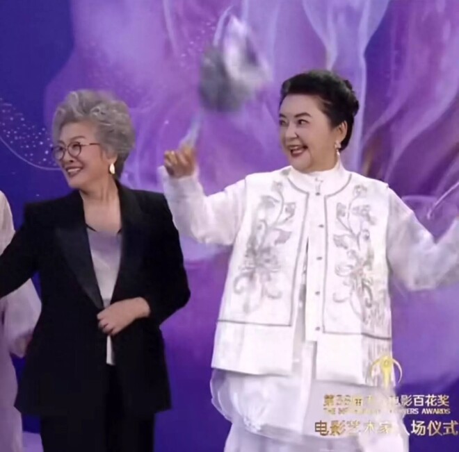 68岁胡慧中亮相百花奖 又胖了一圈气质仍出众（配图1）