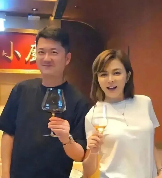 63岁关之琳香港被拍 180男士拎花扶她上车（配图5）