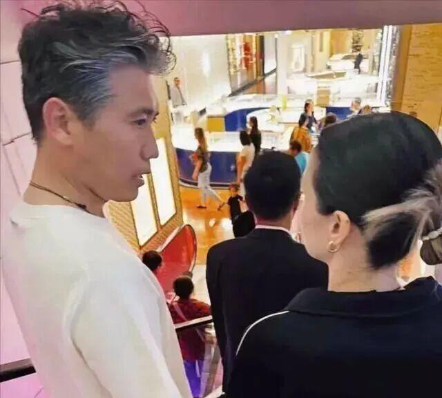 李乃文带妻子在法国购物,夫妻俩一共五个孩子(配图1)