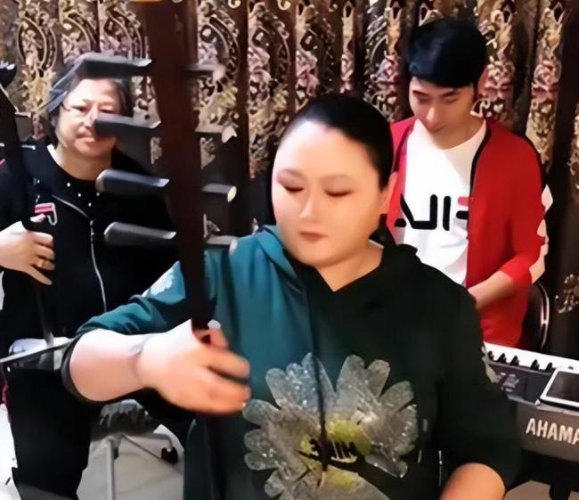 她曾是本山传媒第一美女 如今与昔日判若两人