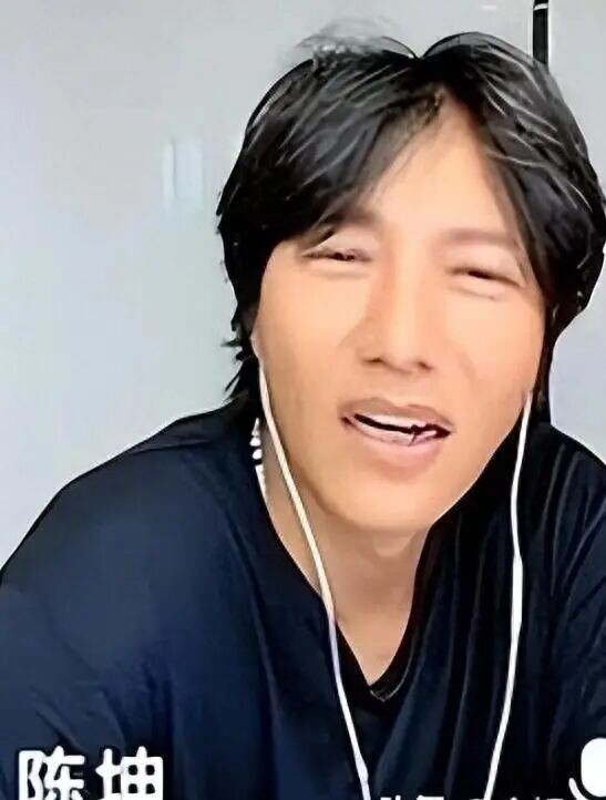 50岁陈坤暴瘦10斤白发明显 未婚带娃 24 年（配图1）