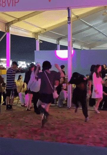 音乐节上王菲又唱又跳 还带火这些品牌