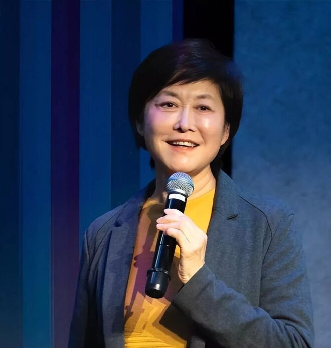 董卿现身敬一丹追悼会 头发染了但凌乱憔悴（配图26）