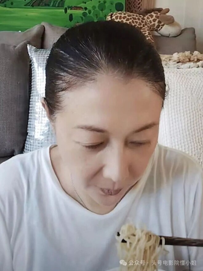 53岁吴绮莉中秋素颜直播 被问成龙直接跳过（配图4）