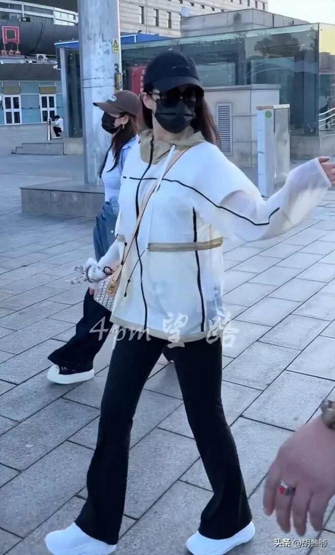 刘亦菲穿60块上衣背两万LV包 双腿粗壮丰腴（配图11）