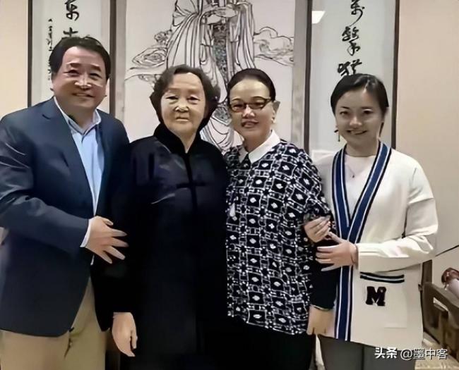 75岁姜昆近况曝光，47岁姜珊成他一生的痛