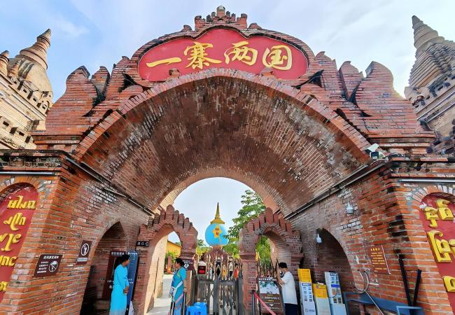 中国小村子：卧室在中国，上个厕所算出境