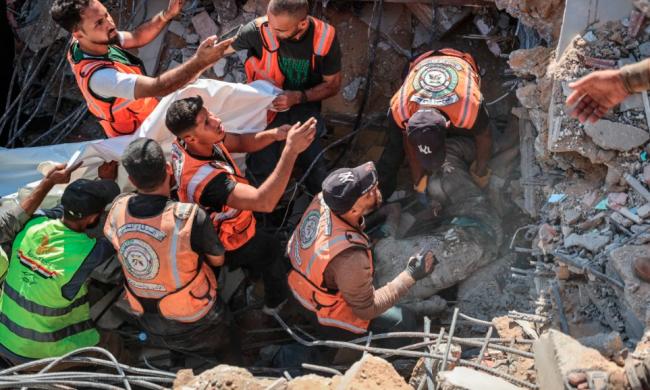 7层公寓清晨倒塌 至少20死100人遭活埋 惨不忍睹